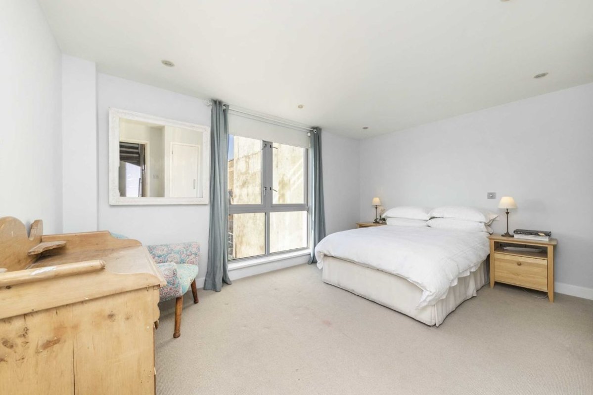 House for sale in Ilminster Gardens, London, SW11 (Ref 204046) Dexters