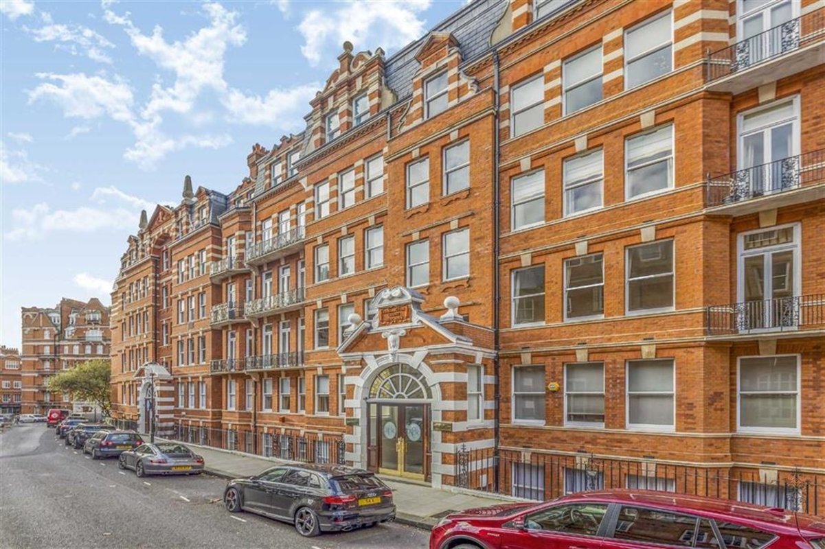 Flat for sale in Kensington Court, London, W8 Dexters