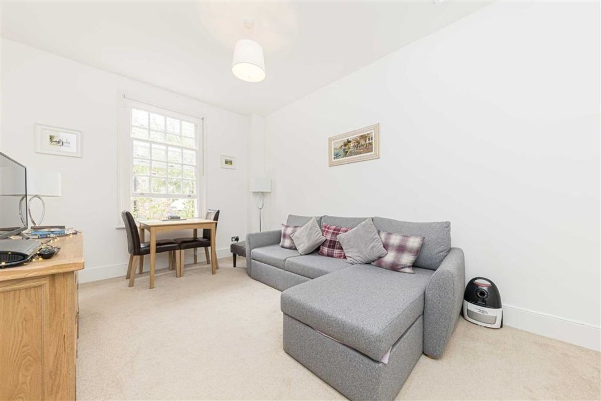 Flat for sale in Park Road, Teddington, TW11 (Ref 210774) Dexters