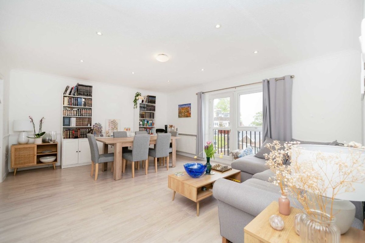 Flat for sale in Parson Street, London, NW4 (Ref 225417) Dexters