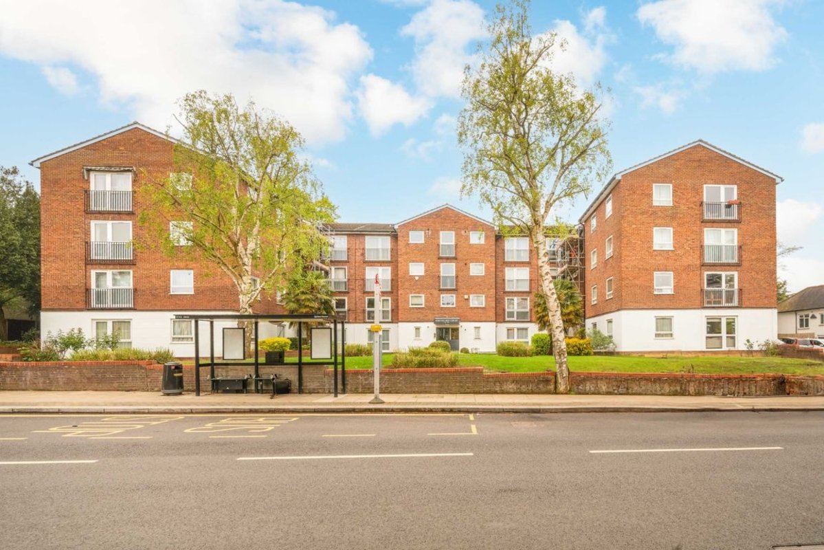 Flat for sale in Parson Street, London, NW4 (Ref 225417) Dexters