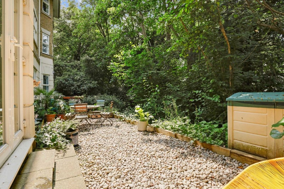 Flat for sale in Penners Gardens, Surbiton, KT6 (Ref 205807) Dexters