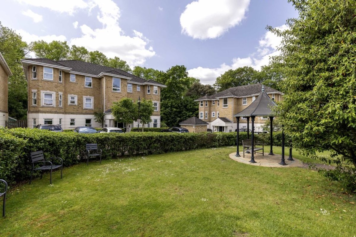 Flat for sale in Penners Gardens, Surbiton, KT6 (Ref 205807) Dexters