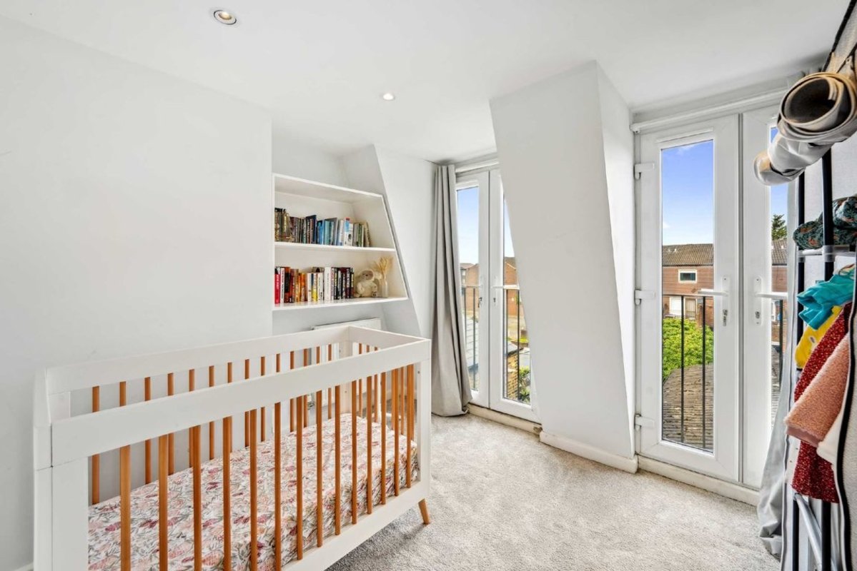 Flat for sale in Pitcairn Road, Mitcham, CR4 (Ref 222370) Dexters