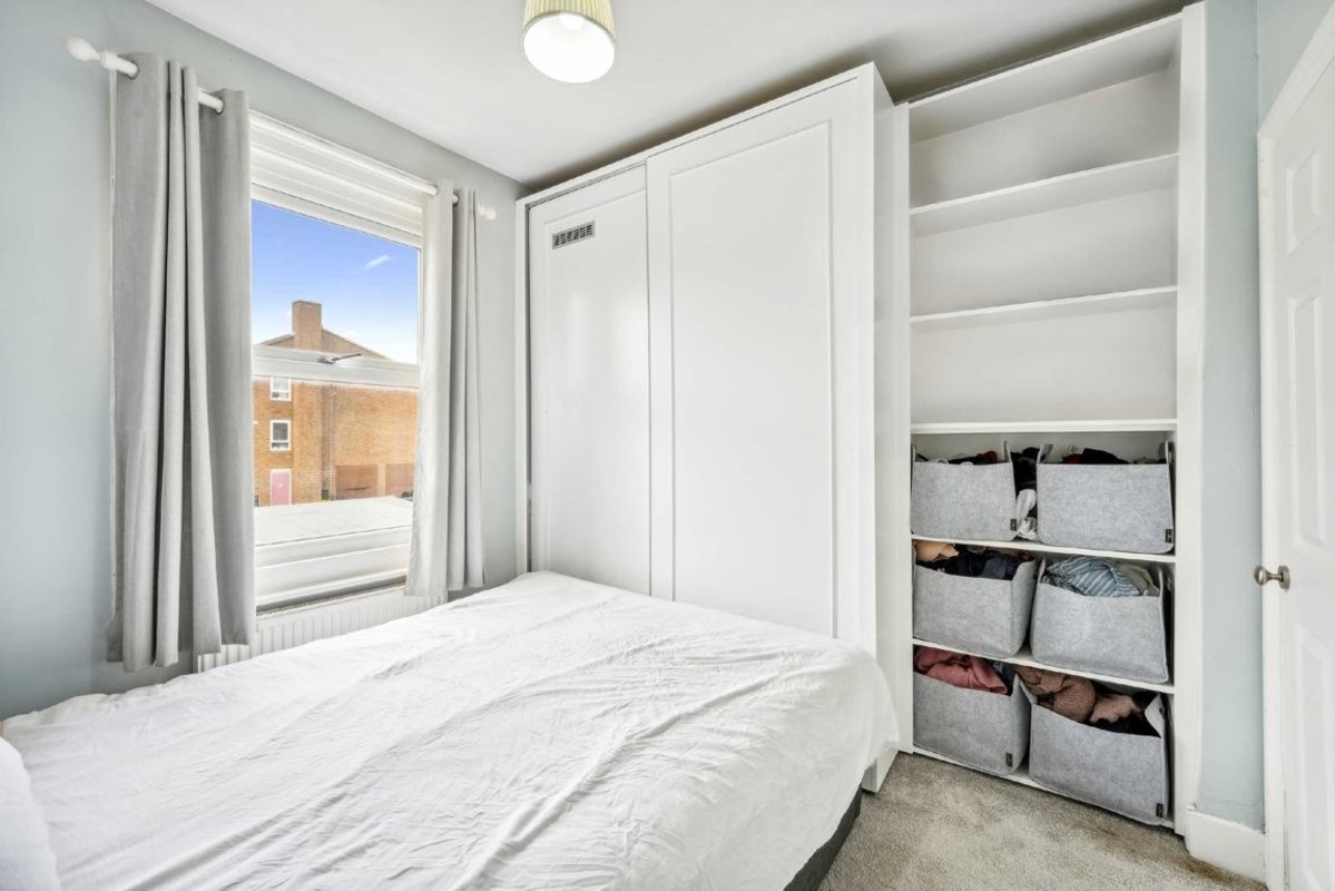 Flat for sale in Pitcairn Road, Mitcham, CR4 (Ref 222370) Dexters