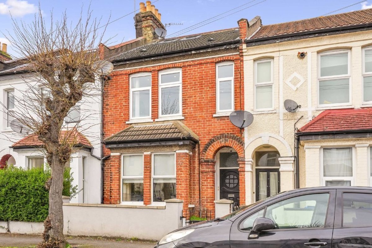 Flat for sale in Pitcairn Road, Mitcham, CR4 (Ref 222370) Dexters