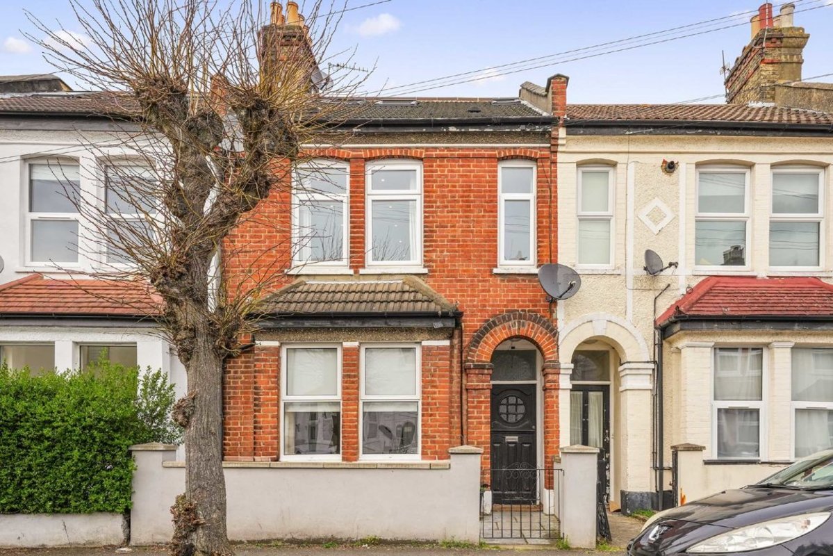 Flat for sale in Pitcairn Road, Mitcham, CR4 (Ref 222370) Dexters