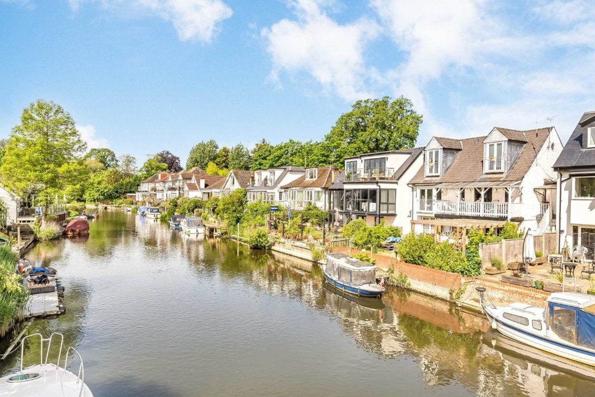 House for sale in Riverside, SunburyOnThames, TW16 (Ref 219780) Dexters