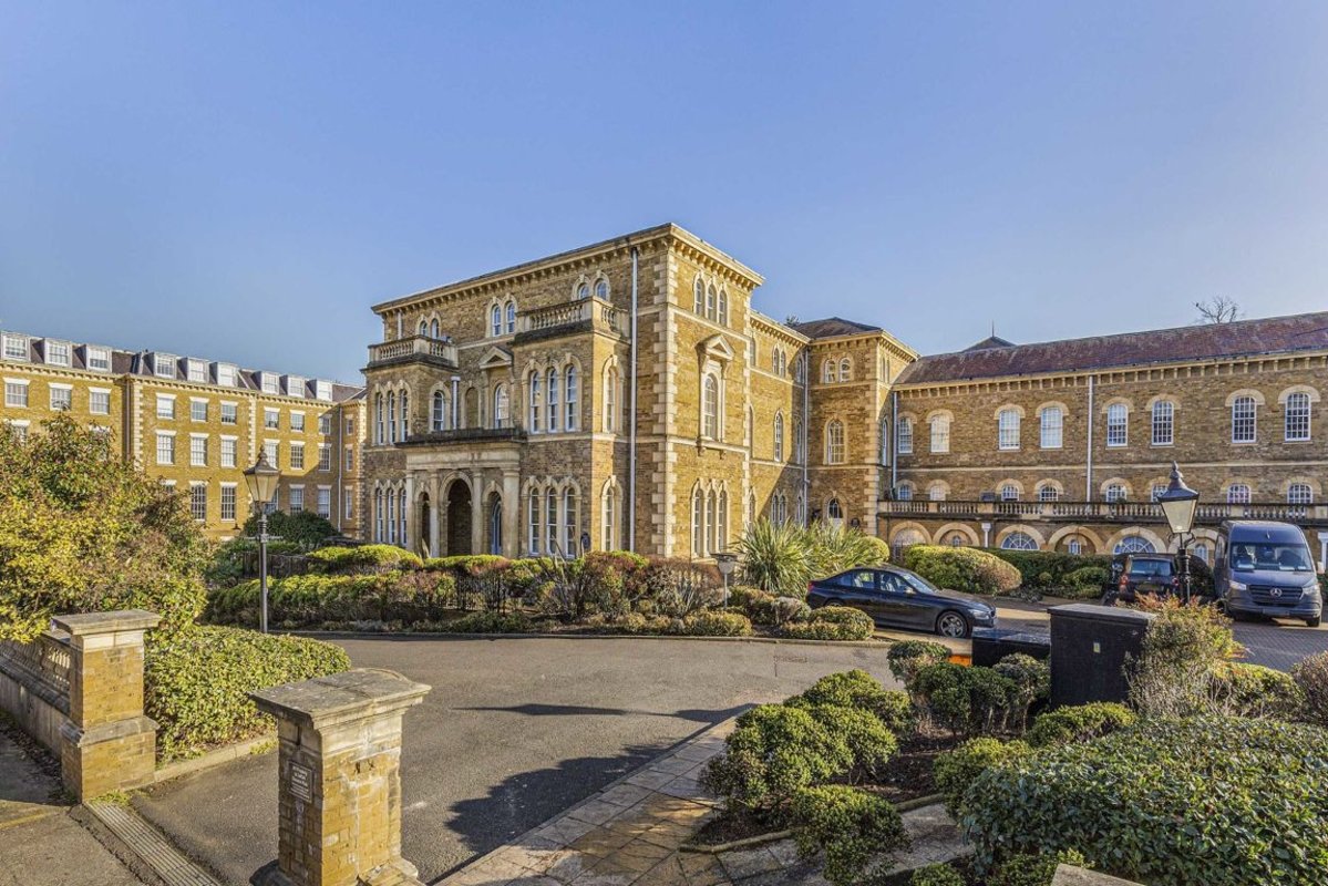 Flat for sale in Royal Drive, London, N11 (Ref 215019) Dexters