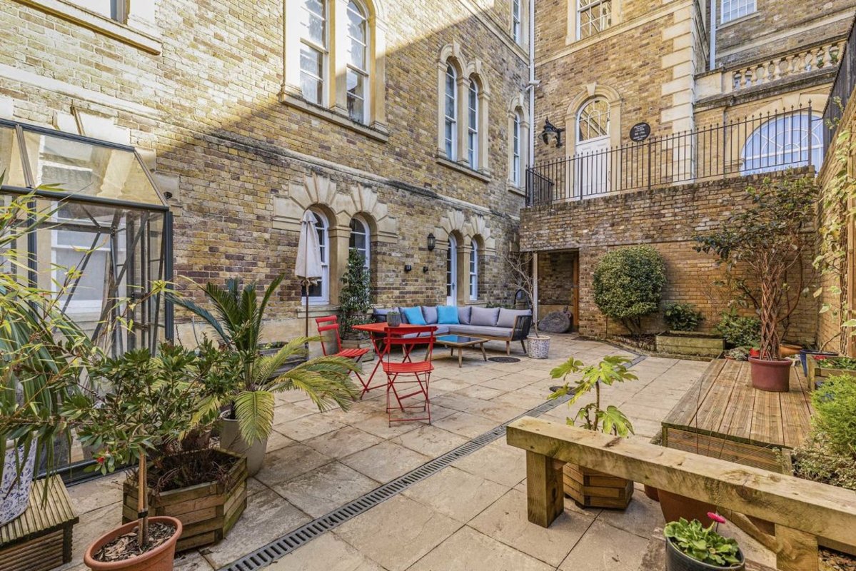 Flat for sale in Royal Drive, London, N11 (Ref 215019) Dexters