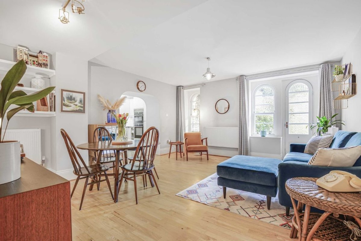 Flat for sale in Royal Drive, London, N11 (Ref 215019) Dexters