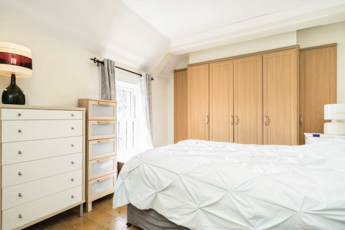 House terraced for sale in Springfield Grove, SunburyOnThames, TW16