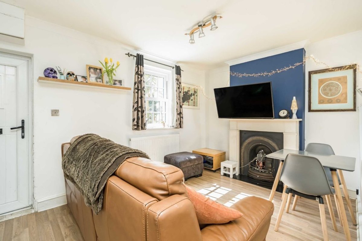 House terraced for sale in Springfield Grove, SunburyOnThames, TW16