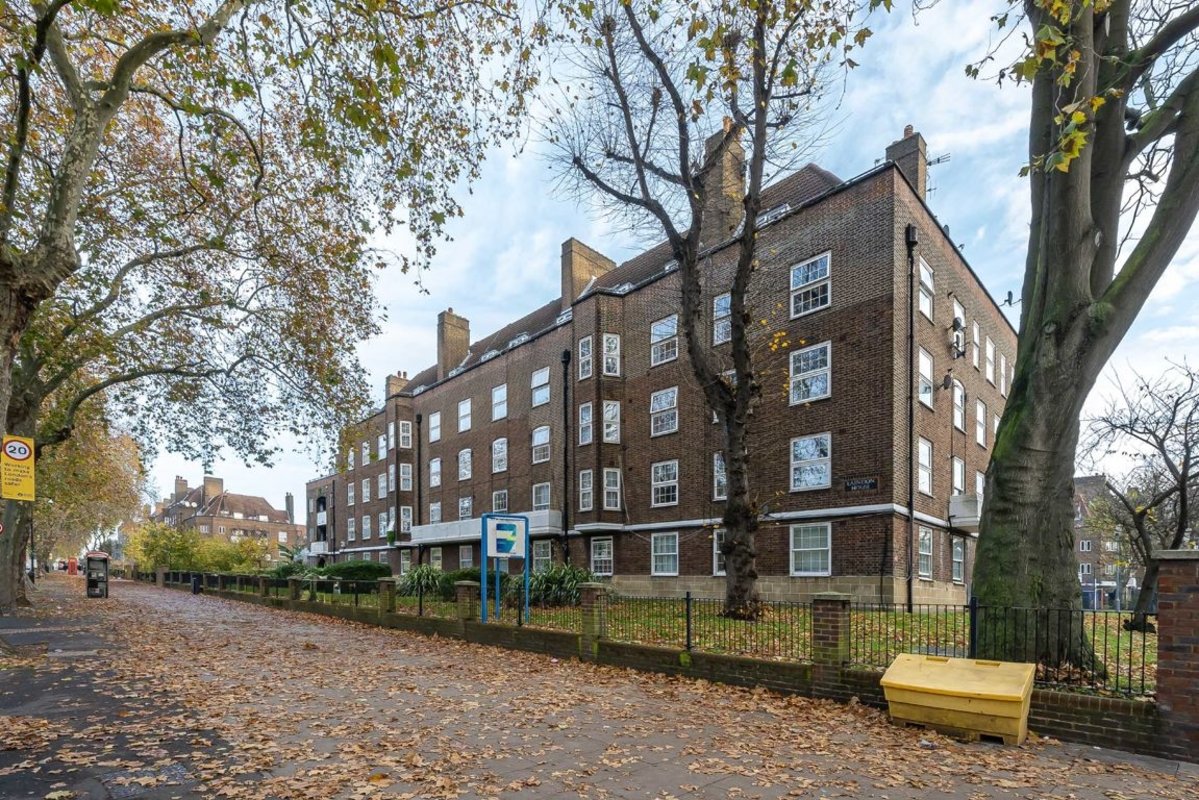 Flat for sale in Stamford Hill, London, N16 (Ref 209217) Dexters