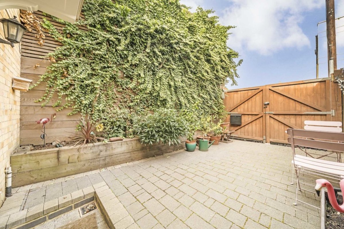 House for sale in Tooting High Street, London, SW17 (Ref 211909) Dexters