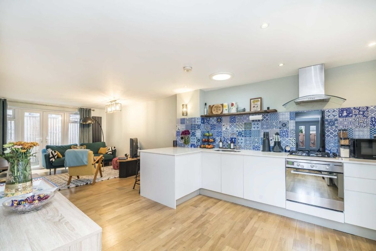 House for sale in Tooting High Street, London, SW17 (Ref 211909) Dexters