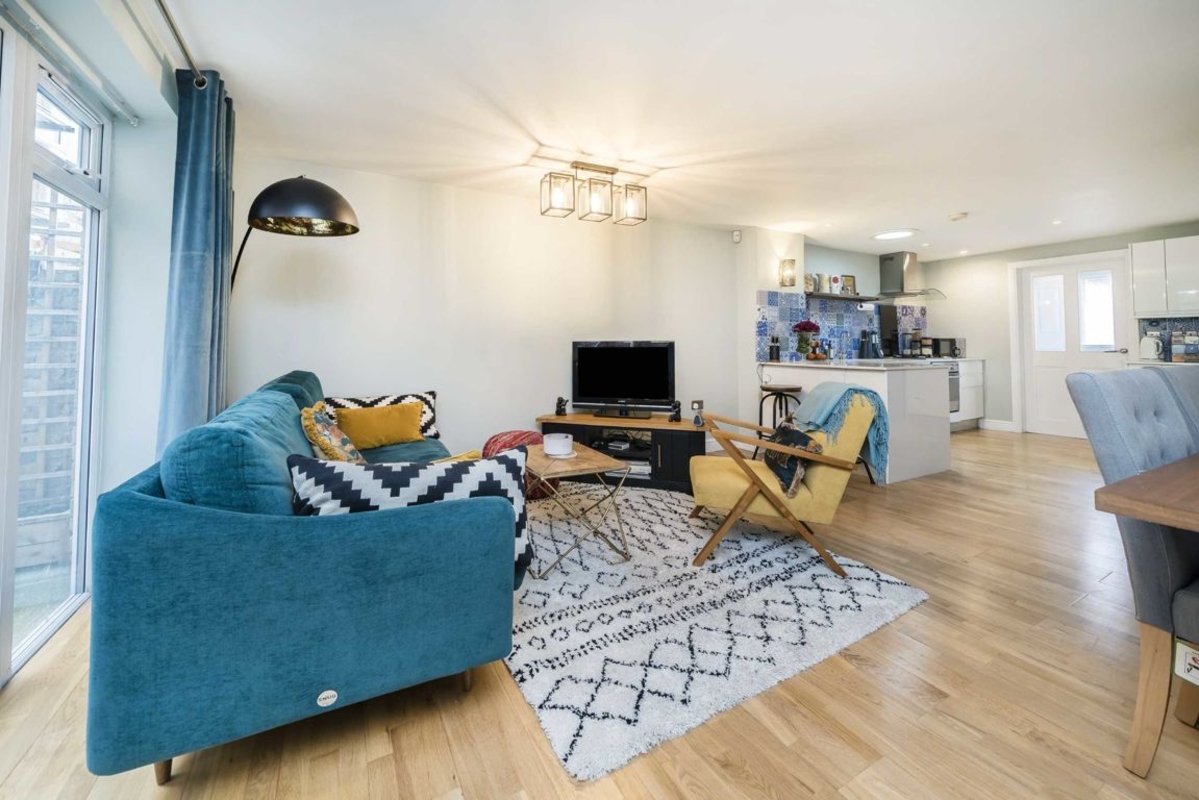 House for sale in Tooting High Street, London, SW17 (Ref 211909) Dexters