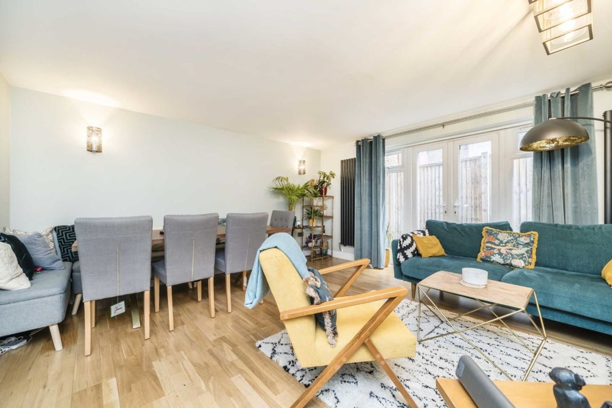 House for sale in Tooting High Street, London, SW17 (Ref 211909) Dexters