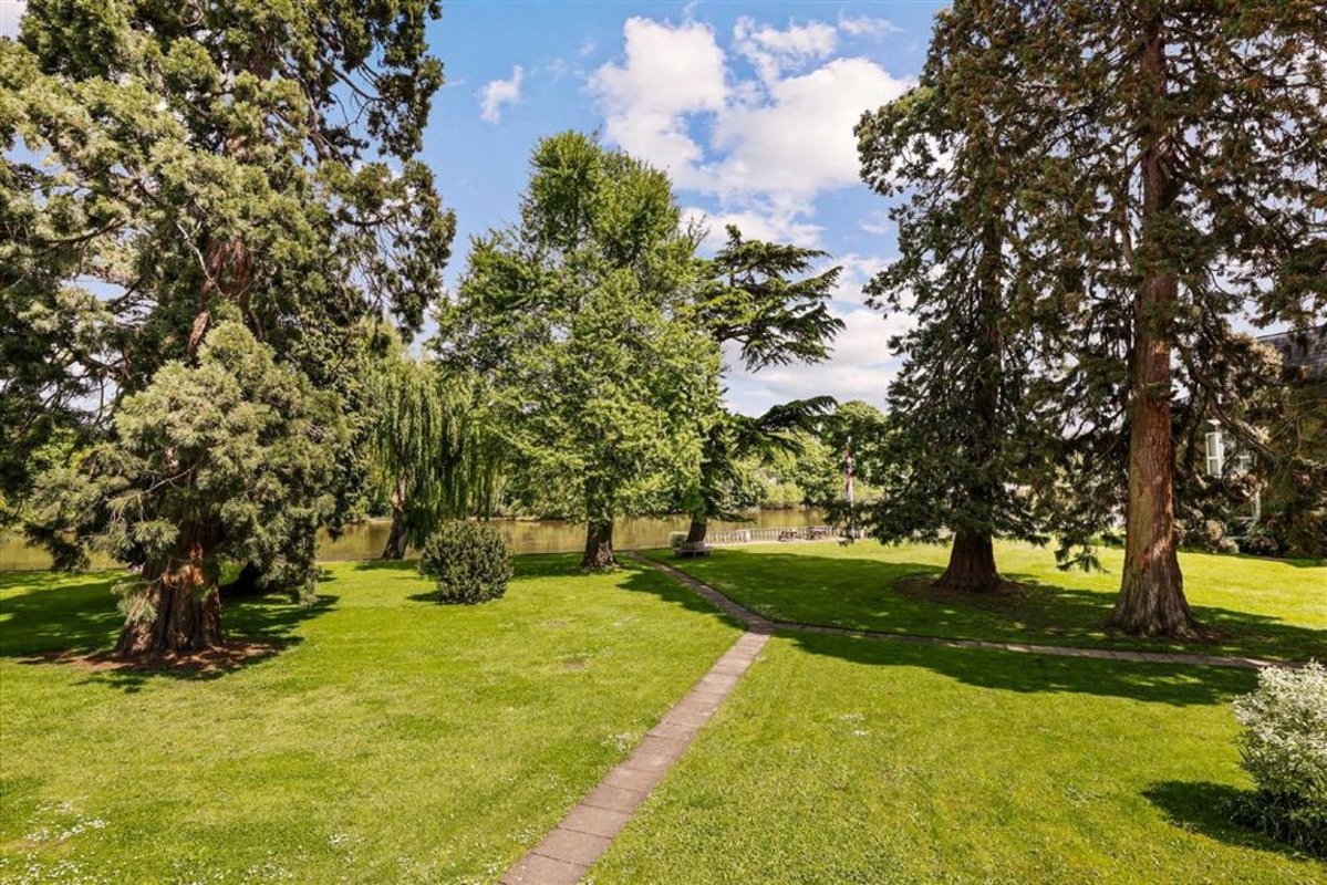 Flat for sale in Twickenham Road, Teddington, TW11 (Ref 203768) Dexters