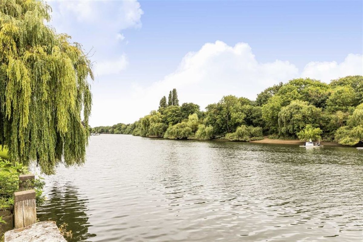 Flat for sale in Twickenham Road, Teddington, TW11 (Ref 203768) Dexters