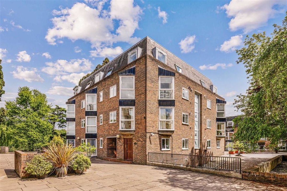 Flat for sale in Twickenham Road, Teddington, TW11 (Ref 203768) Dexters