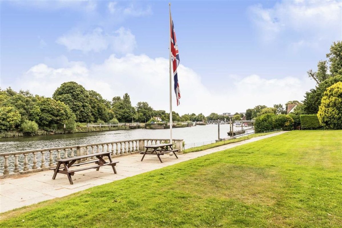 Flat for sale in Twickenham Road, Teddington, TW11 (Ref 203768) Dexters