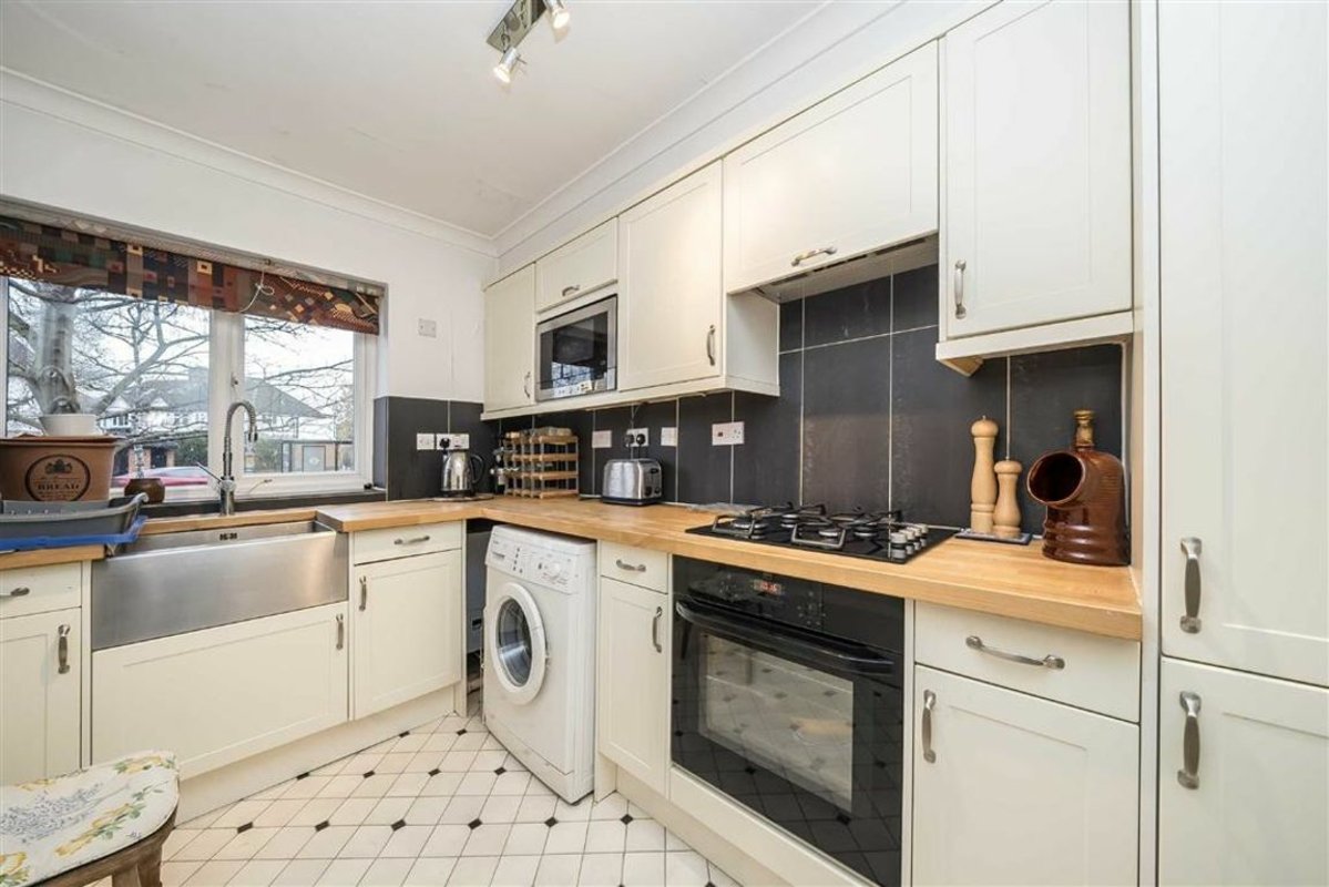 Flat for sale in Twickenham Road, Teddington, TW11 (Ref 203768) Dexters