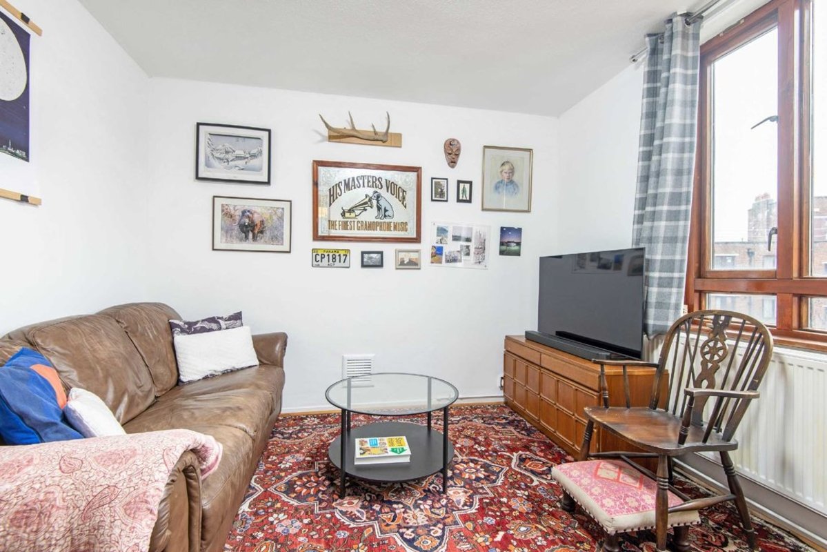 Flat for sale in Warwick Grove, London, E5 (Ref 215239) Dexters