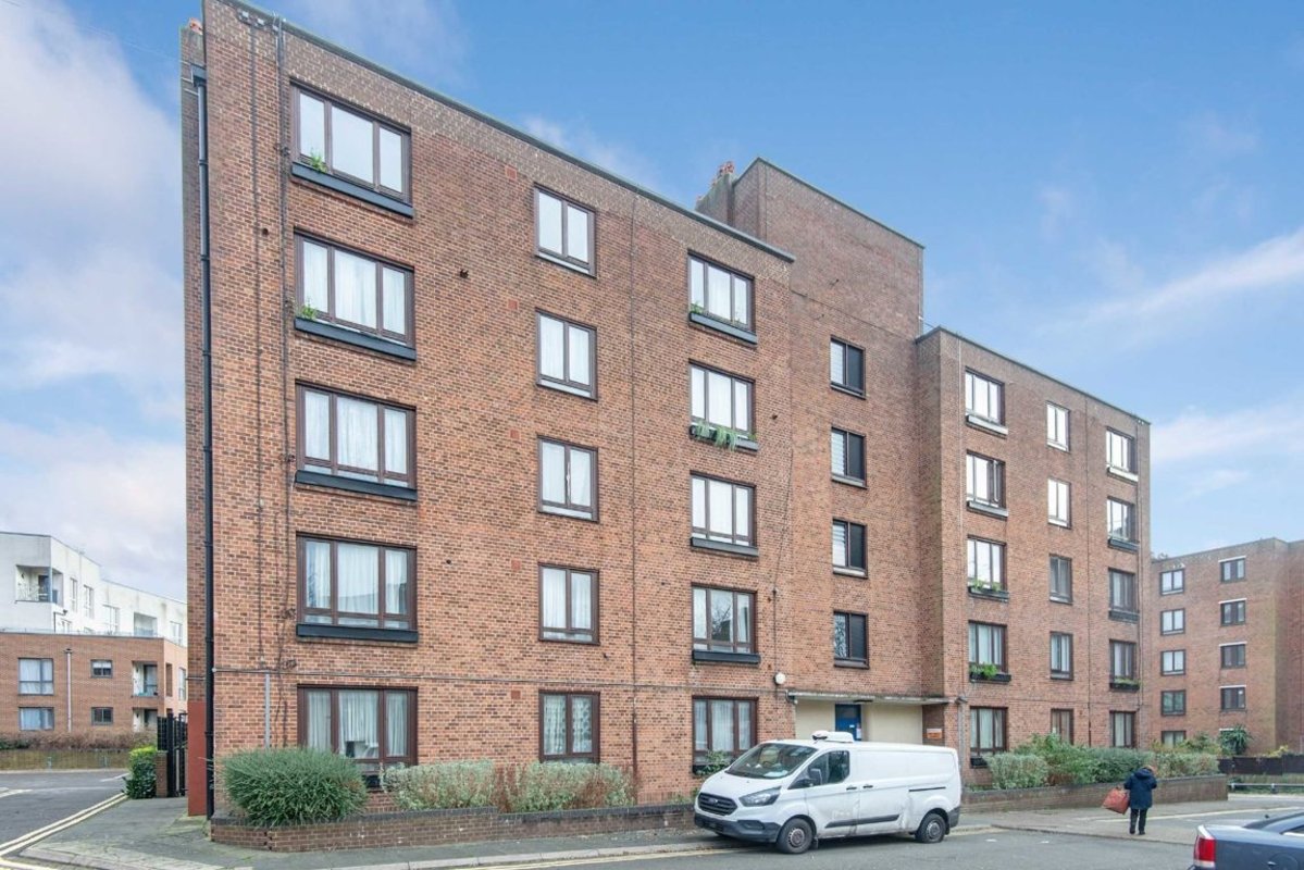 Flat for sale in Warwick Grove, London, E5 (Ref 215239) Dexters