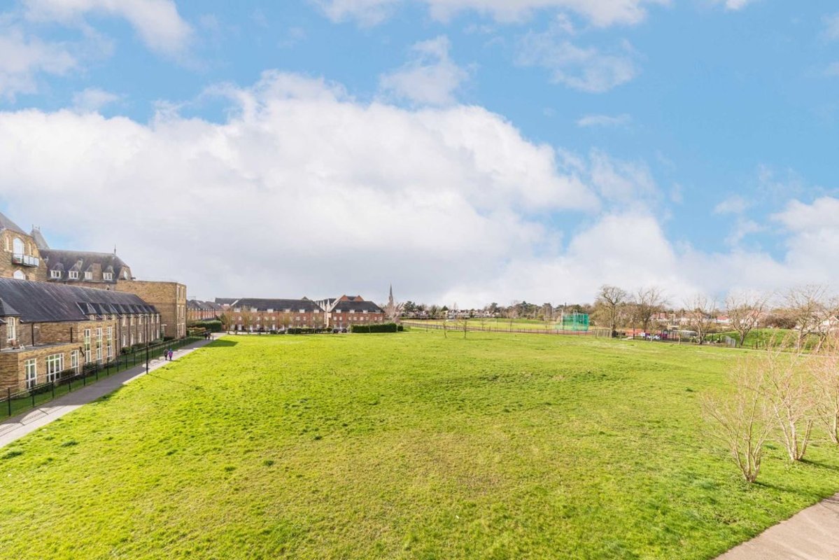 Flat for sale in Wood Lane, Isleworth, TW7 (Ref 221970) Dexters