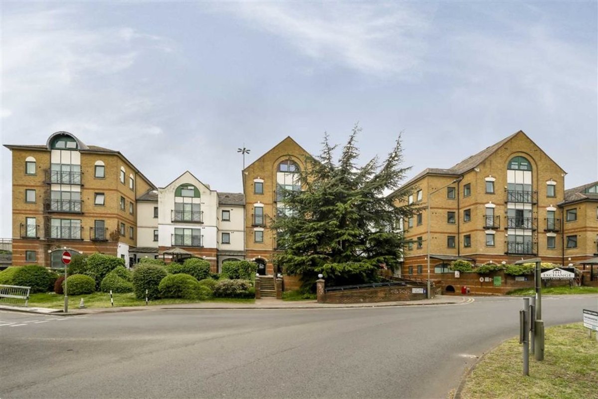 Studio to rent in Brent Cross Gardens, London, NW4 (Ref 222961) Dexters