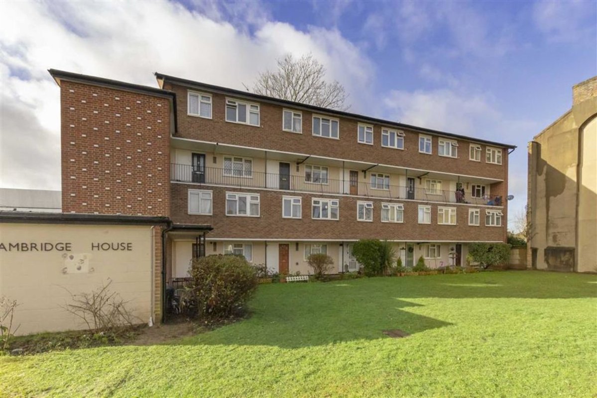 Flat to rent in Cambridge Road, Teddington, TW11 (Ref 219097) Dexters