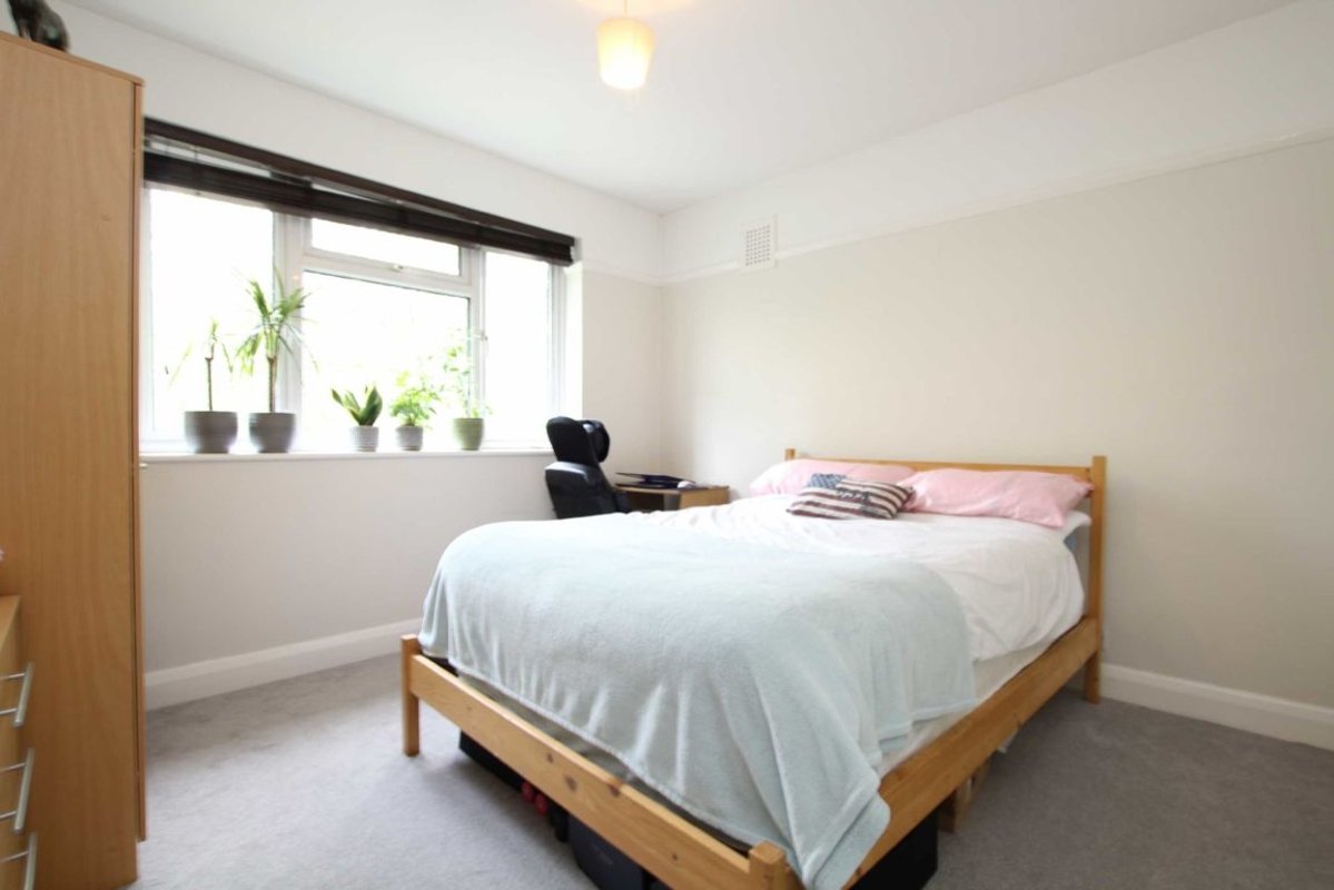 Flat to rent in Chertsey Road, Twickenham, TW2 (Ref 228348) Dexters