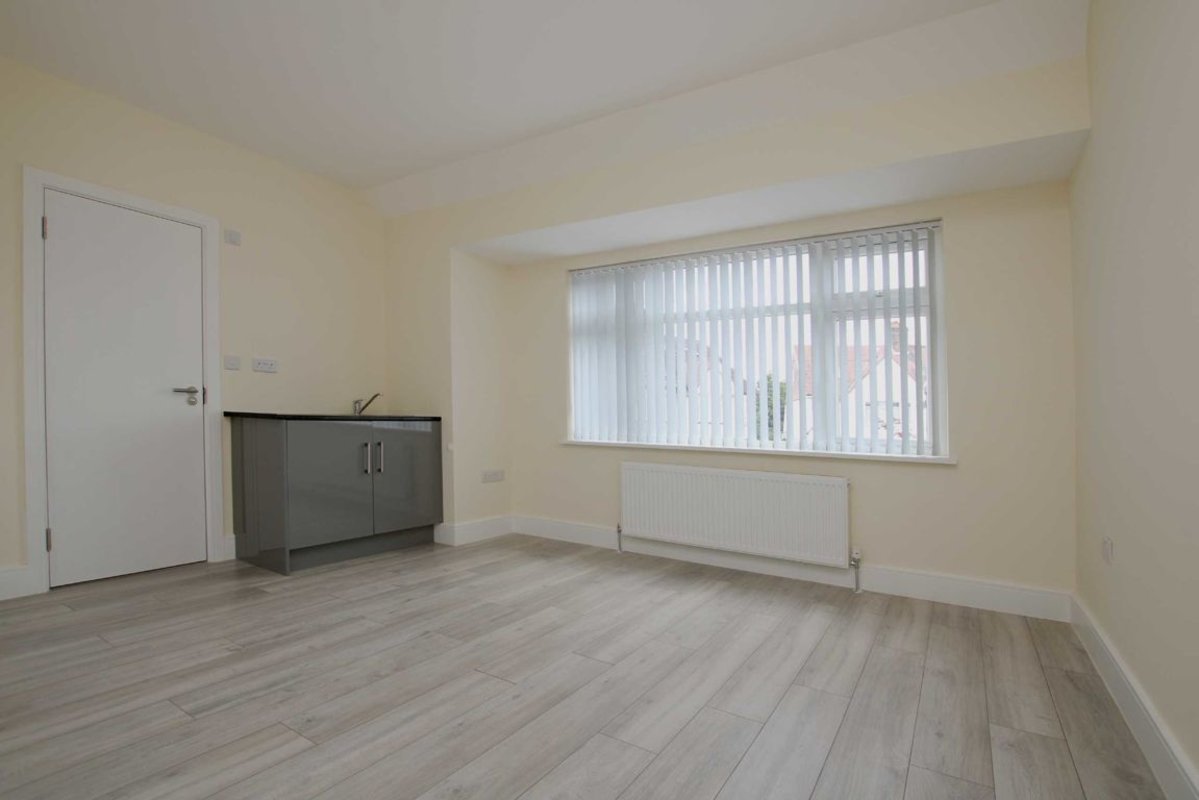 Studio to rent in Church Stretton Road, Hounslow, TW3 (Ref 208630