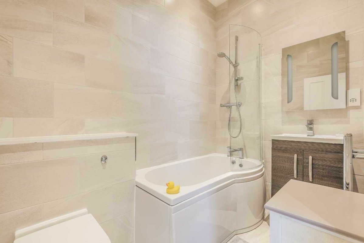 Flat To Rent In John Street, London, Wc1n (ref 215478) 