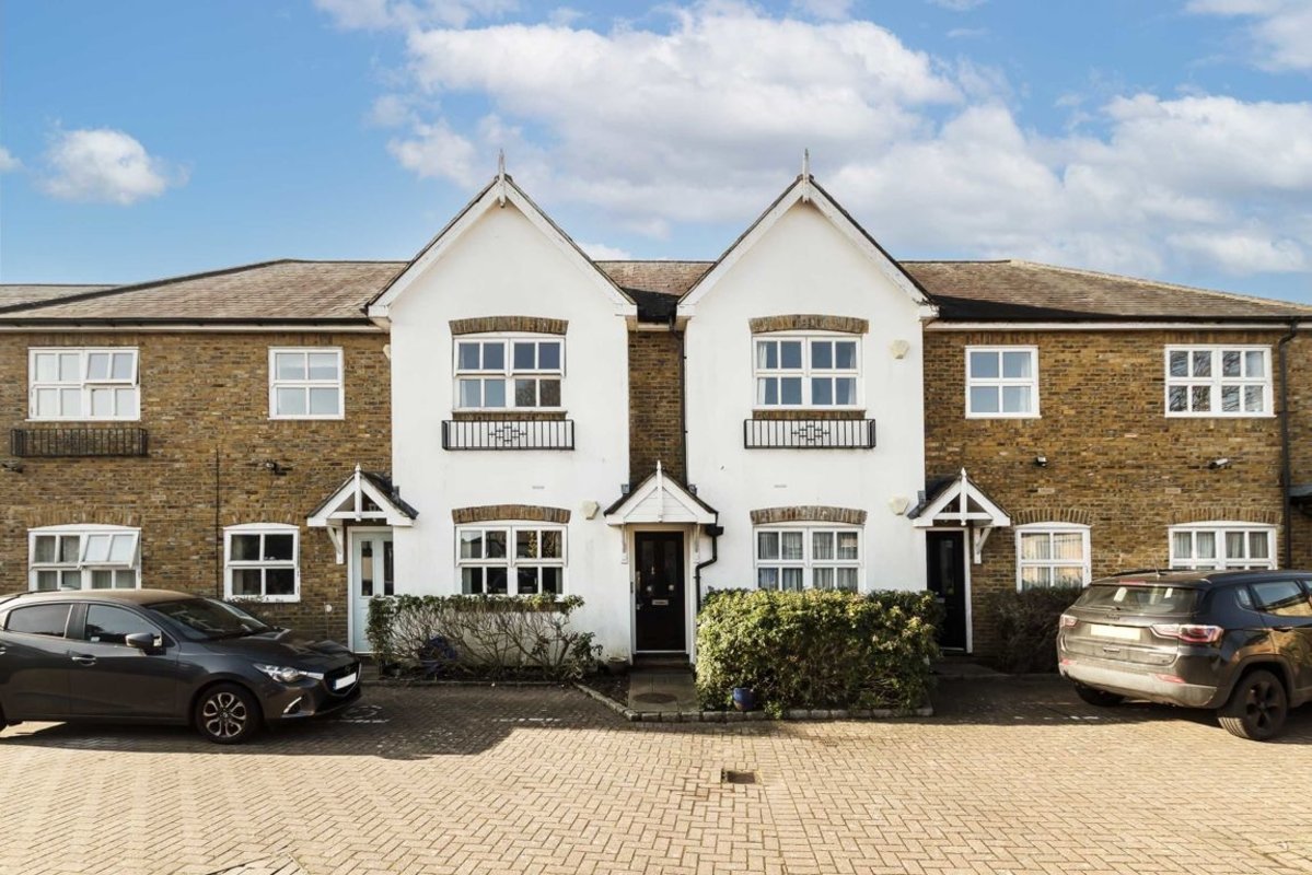 Flat to rent in Knights Place, Twickenham, TW2 (Ref 225364) Dexters