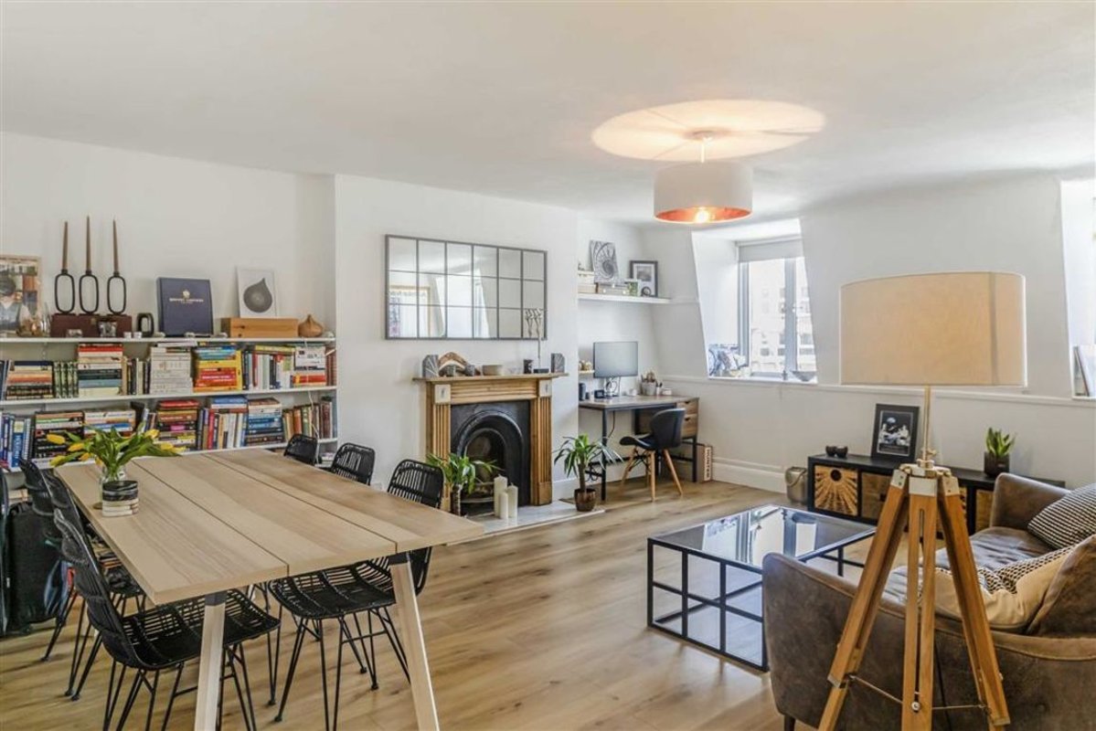 Flat to rent in Twickenham Road, Teddington, TW11 (Ref 200335) Dexters